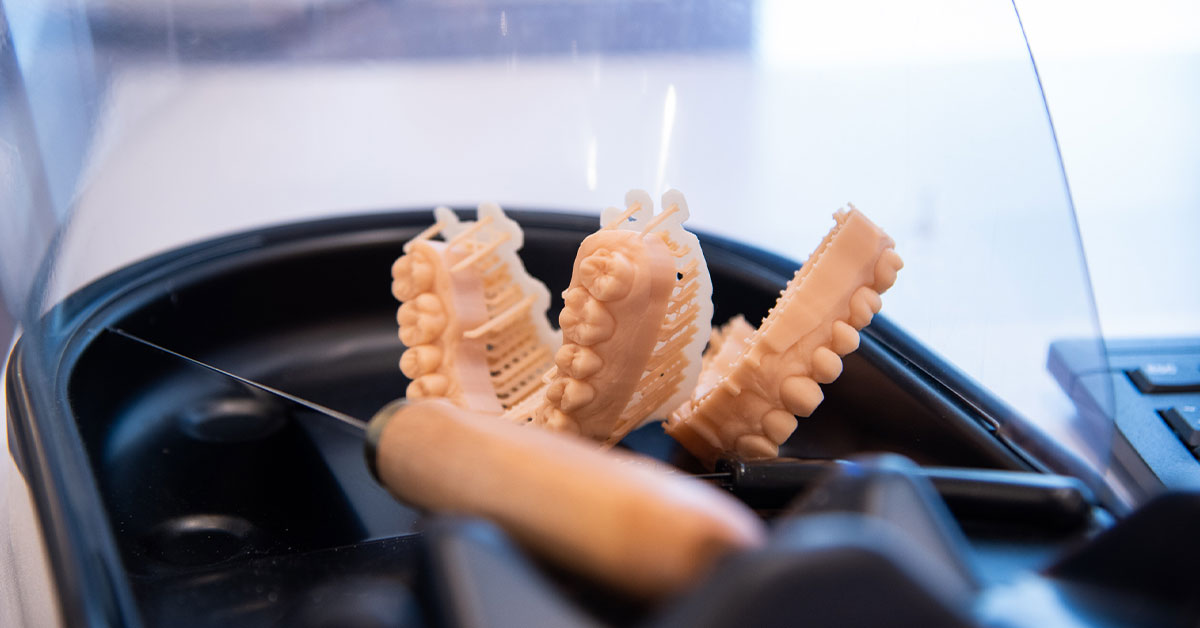 3D-printed model with ditched dies for anterior tooth renewal